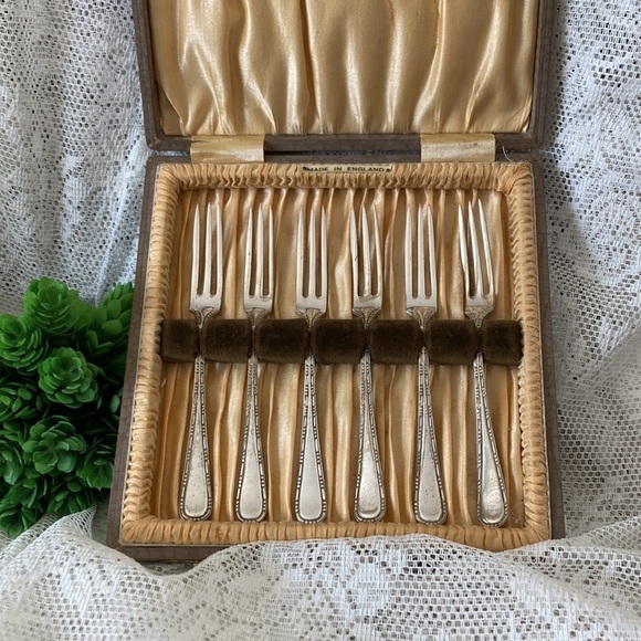 Vintage Sliver plates Dessert Forks. Set of 6 in a Case Made in England - Picture 2 of 12